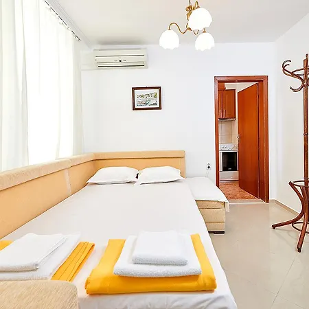 Apartament Damaskovi *